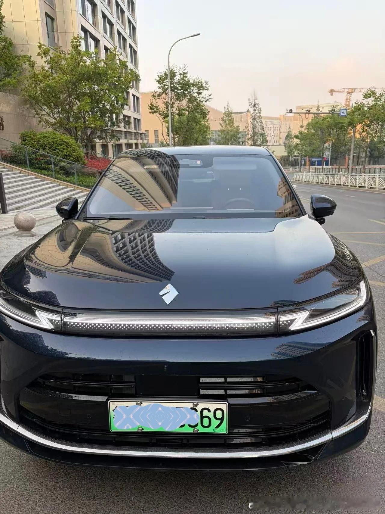 关注到华境S，最主要的原因就是，它是华为智驾中性价比很高的大六座插混车型！完美贴合了我的需求！
试驾中在城区体验了智驾，堵车时跟车很稳，我没有调到最敏捷模式，所以也没有很激进地变道加塞什么的。lcc防加塞非常给力，决策明智，不会让人觉得突兀，在安全距离下始终线性行进，占住自己的车道。
 ​