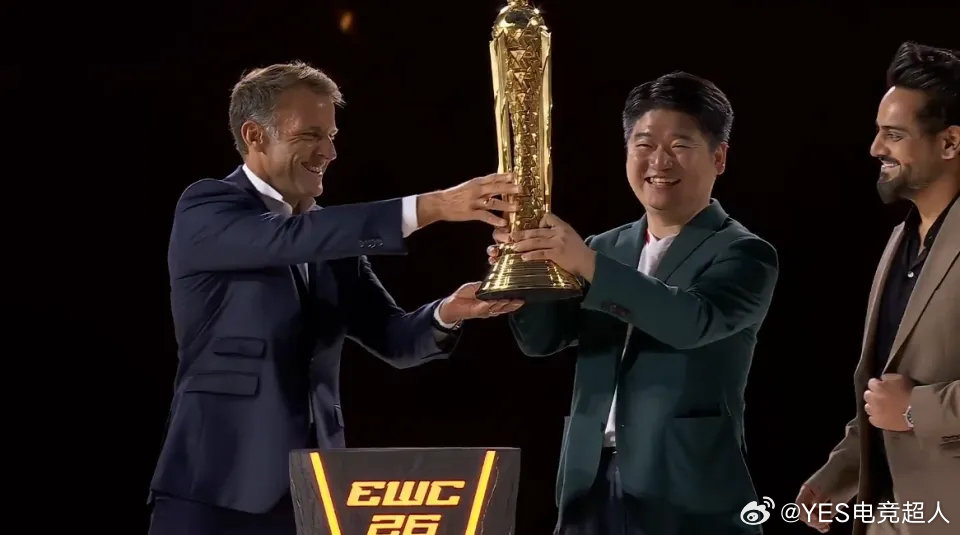 排面拉满！2026 EWC巴黎闭幕式见证中国电竞新王加冕！法国总统马克龙亲自为AG.AL颁发冠军奖杯，C罗携手电竞基金会CEO赖歇特护送奖杯登台，这阵容绝对是电竞史上的最高规格了！
#2026ewc##agal夺冠##法国总统马克龙为ag.al颁奖# ​