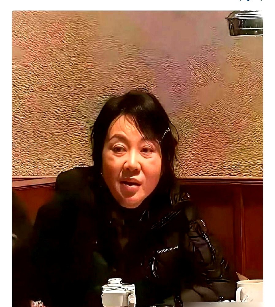 眼袋耷拉、皮肤松弛，闫妮素颜在沈阳吃火锅，甚至都没人认出来。

她压根没躲。有人喊憔悴，但更多人觉得这才叫不端着。转头上李静的节目聊相亲，听说给介绍个五十多岁的，她脱口而出嫌“太老了吧”。话刚落地自己愣了一下，接着大笑自嘲：“我也五十多了啊！”现在找对象就图个相处舒服，连她妈都不催了。

真正的松弛