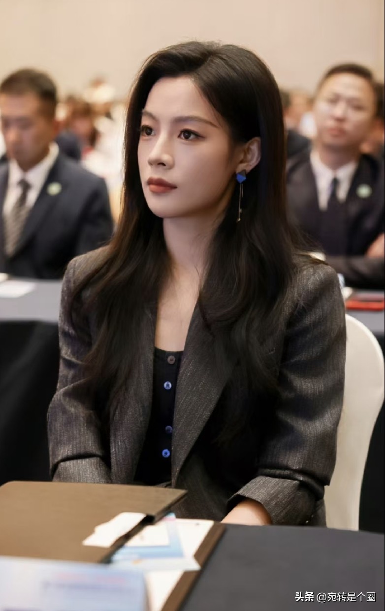 大家之所以喜欢陈丽君，
不是她男女扮相都好看，
而是她“不自知”

她在节目上问胡军和李乃文:“我不知道大家喜欢我什么，不知道我哪里配得上？”
 
陈丽君从小苦练越剧，功底扎实。我们外人看着，她可盐可甜，男女扮相都拿捏到位，十分难得。

可在越剧坤生行当里面，这种特质其实并不稀奇，她早就习以为常。