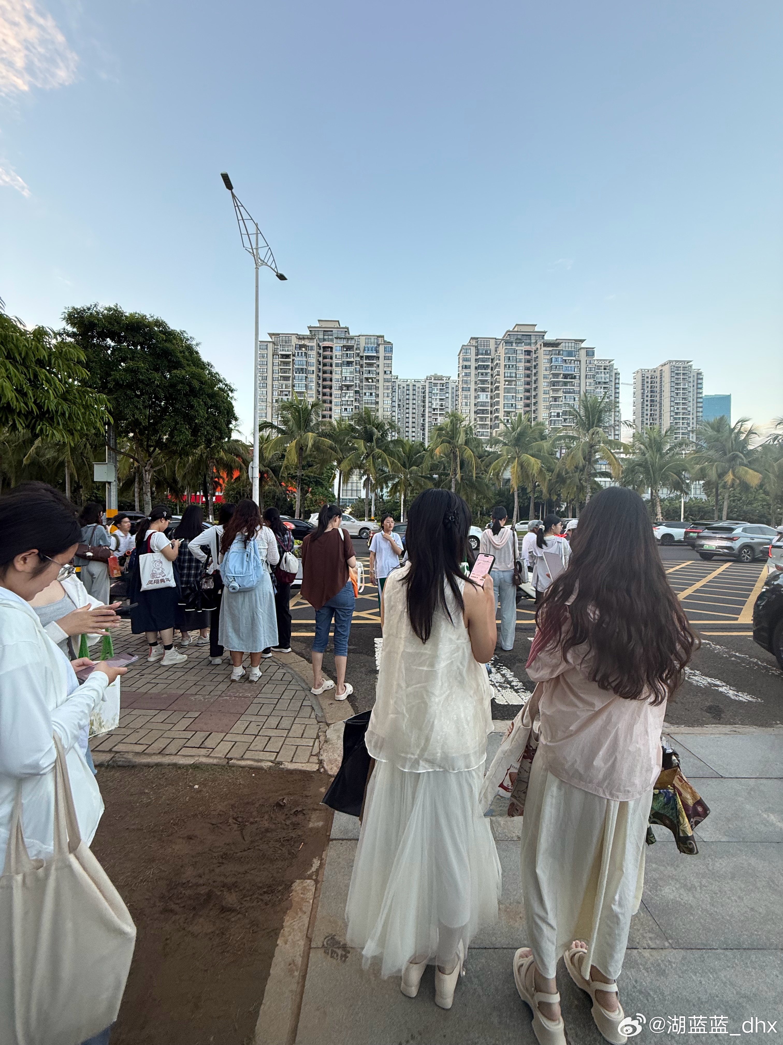 感觉繁漪最合适的扮演者应该是郝蕾
现在一想 郝蕾真是戏路超宽 演什么都行
她一定能把繁漪演到骨头里
今天的繁漪还缺了一点神经质的劲儿
形体来说也有点太高太瘦 
四凤脸太小 不压台 话剧演员不能是瓜子脸
中后排就看不到她的表情了
侍萍也是太瘦 脸是大整过的 不够有说服力
总的说来不如上周的《茶馆 ​