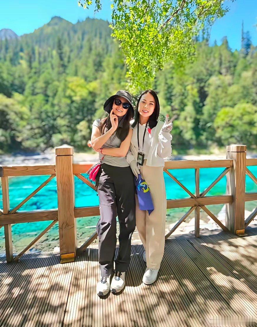50岁林心如现身九寨沟旅游，她看起来瘦了好多，素颜皮肤很好，整个人很显年轻，完全没有沧桑疲惫感。 ​