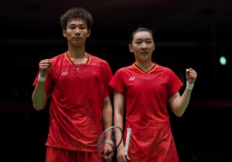 #国羽混双亚运四连冠# 
极限翻盘！蒋振邦魏雅欣2-0印尼黑马，国羽混双亚运四连冠
 
北京时间9月29日，名古屋亚运会羽毛球混双决赛开战，中国组合蒋振邦/魏雅欣迎战印尼黑马西亚纳维/马尔瓦，最终2-0拿下胜利，斩获金牌，为国羽拿下本届赛事第二枚金牌，同时实现亚运混双四连冠。
 
两局比分21-19、21-8 ​