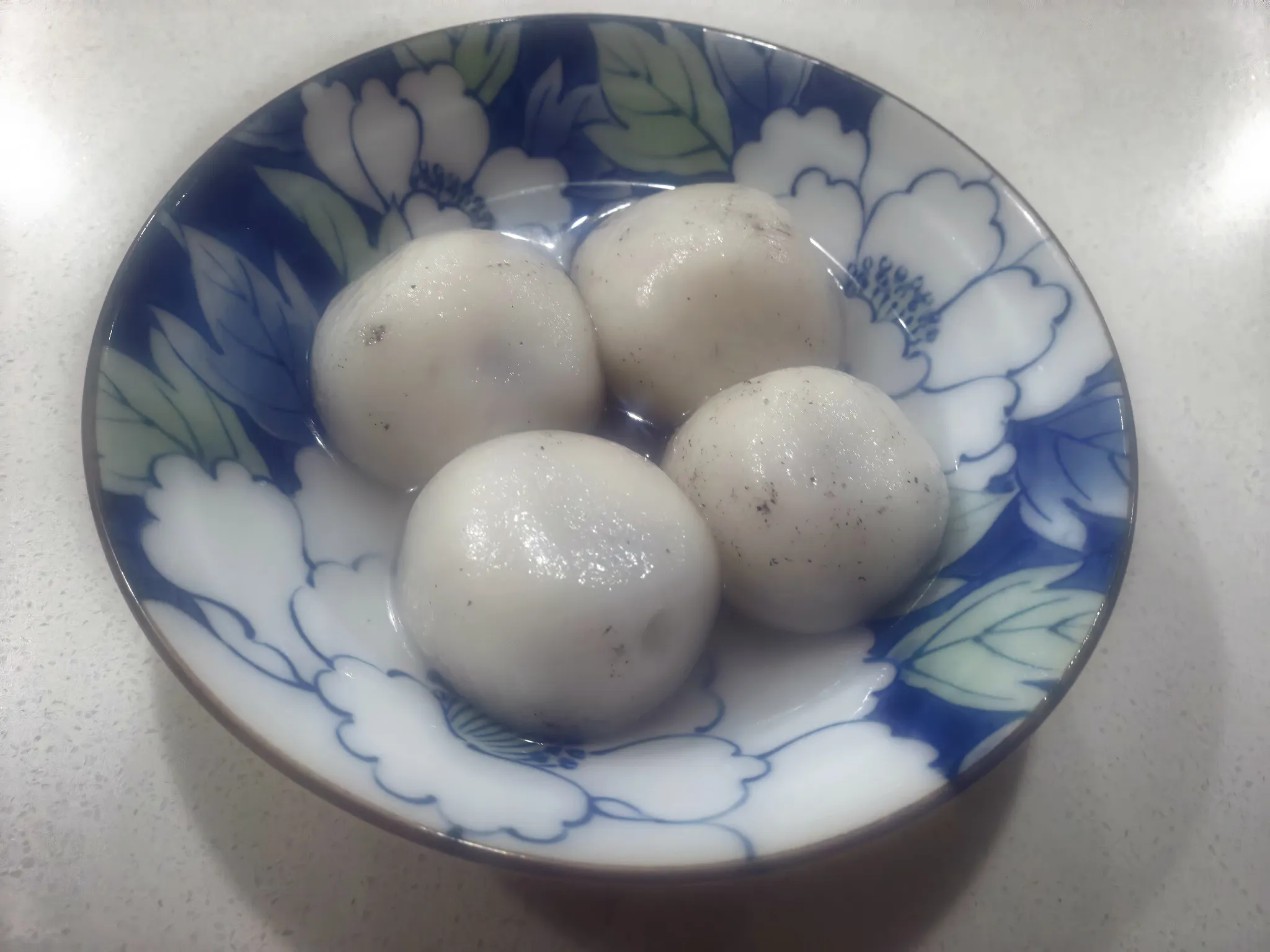 孙儿要想吃汤圆，悉尼华人超市也有黑芝麻卖，买一斤黑芝麻，再买点猪板油回去熬。做成