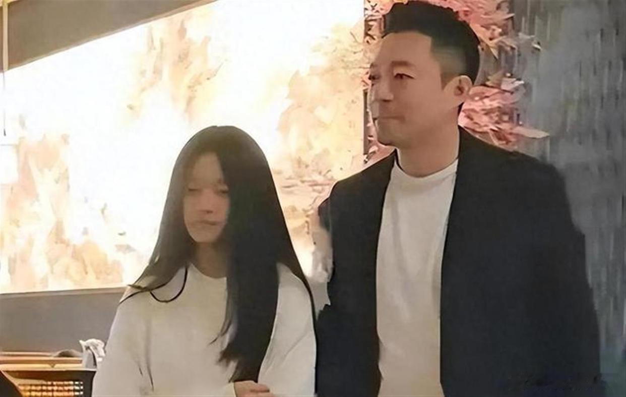 汪小菲中秋节带女儿出游，小玥儿正面照曝光，眉眼不似S，下巴酷似 ​
