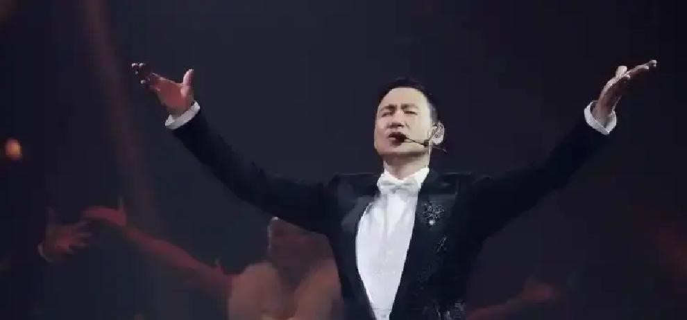 张学友开一场演唱会落袋800万，可更多二线歌手开一场赔几百万，连工作人员工资都发不出。

网友当年骂歌手开演唱会圈钱，说一张票几百块成本能有多少。其实2000年后数字音乐兴起，唱片收入断崖下跌，歌手只能靠巡演。2023年演出复苏，一堆歌手扎堆开演唱会。

2025年全国近2500场，票房296亿，但