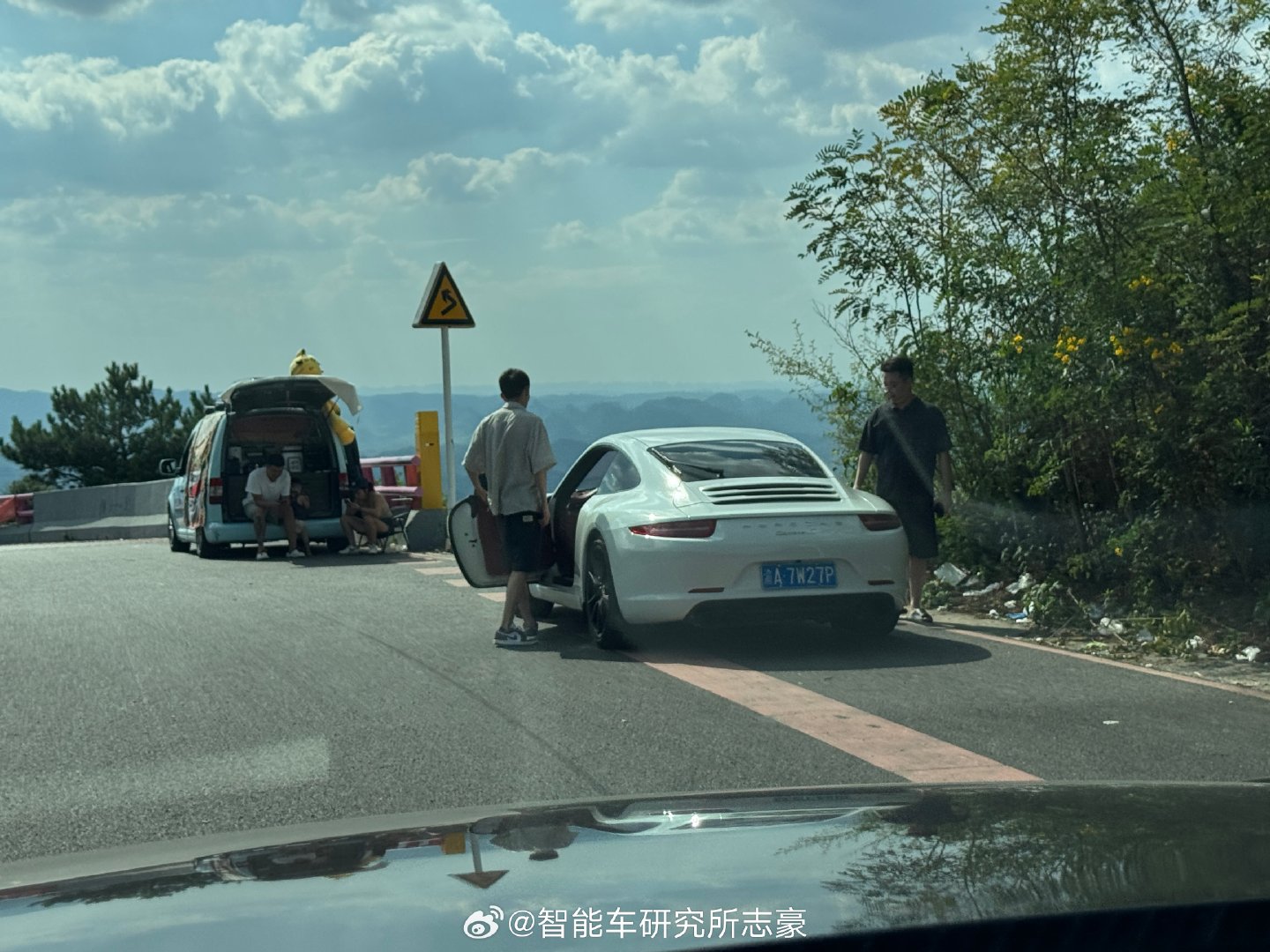 从早高峰出发，开到晚高峰，超过7个半小时。

这种路况，可能真的是适合带大电池的PHEV刷油耗，但这次的主角吉利博越L，只有1.38度电，可是没有大电池的蓝牌HEV燃油车。

我们经历了市区早晚高峰，去了高坡云顶，也去了贵阳小三亚湖边环湖。

你们觉得，这样真实又特种兵的一天，可以刷到多少油耗？ ​
