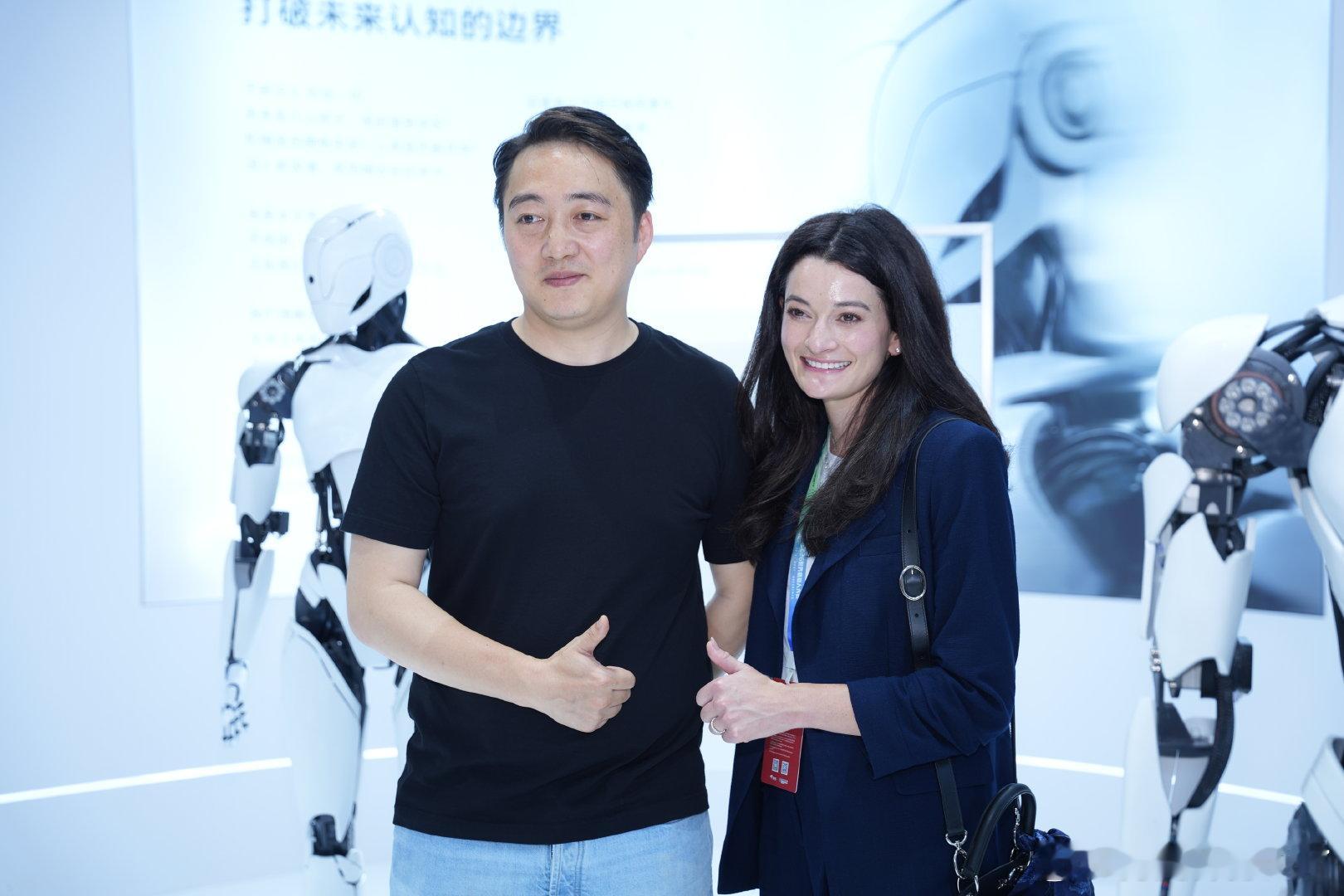 #黄仁勋女儿现身北京WRC现场# WRC开幕期间线下画面流出，黄仁勋女儿和桦之坚鲍总碰面，借大会平台，互相交流机器人产业相关想法。 ​