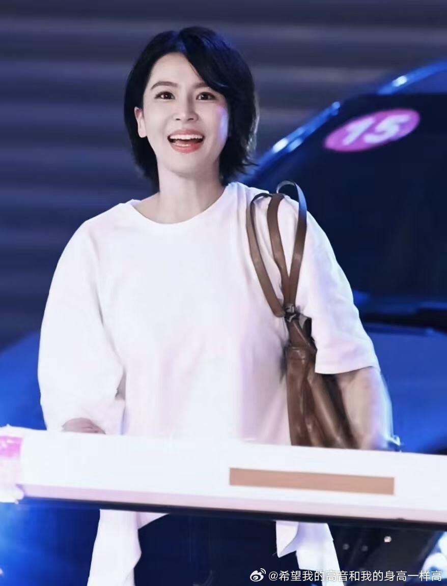 #曾沛慈[超话]# [爱你]#曾沛慈# 

前一秒：白裙蕾丝单肩，低头缩着肩膀害羞偷笑，甜度直接爆表，这是什么绝世软妹！🫣💗
后一秒：白T恤、挎着包，在镜头前毫无包袱地开怀大笑，元气满满！
沛慈的反差感真的永远滴神！不管是娇羞的还是阳光的，每一面都狠狠治愈到了！✨

​