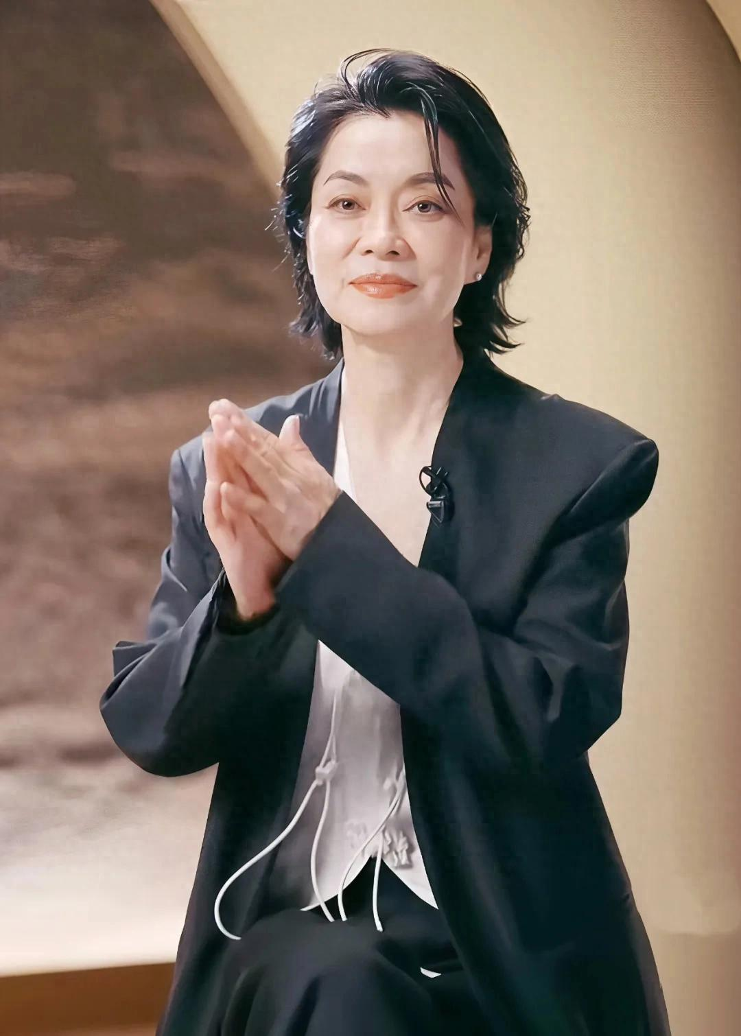 63岁毛阿敏被劝再婚，她放话“不是百分百满意绝不迈步”，这底气从哪来？2026年10月，毛阿敏63岁，丈夫解直锟病逝快5年，女儿22岁儿子20岁，懂事自立，还能给她情绪价值。

我觉得她不急再婚不是嘴硬，是生活被儿女填满了，中年再婚利益常大于爱，婚后破裂会带来利益牵扯和烦恼。

她草根出身，1963