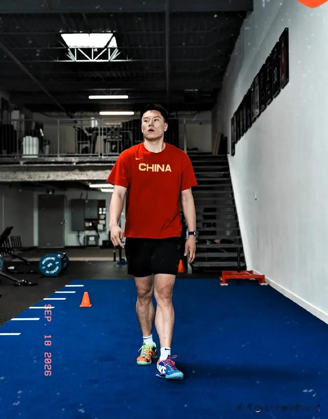 中日男篮半决赛前夕，锋线告急。

朱俊龙报销，赵嘉义缺阵，

整个轮换阵容几乎被掏空。

李弘权腰伤复发，明明是该躺在病床上静养的程度，

他却主动请战，想替兄弟们分担防守压力。

是队医强行拦下，才没让他冒着职业生涯报废的风险登场。

说实话，现在的竞技体育，太久没见到这种“傻子”了。

大多数人