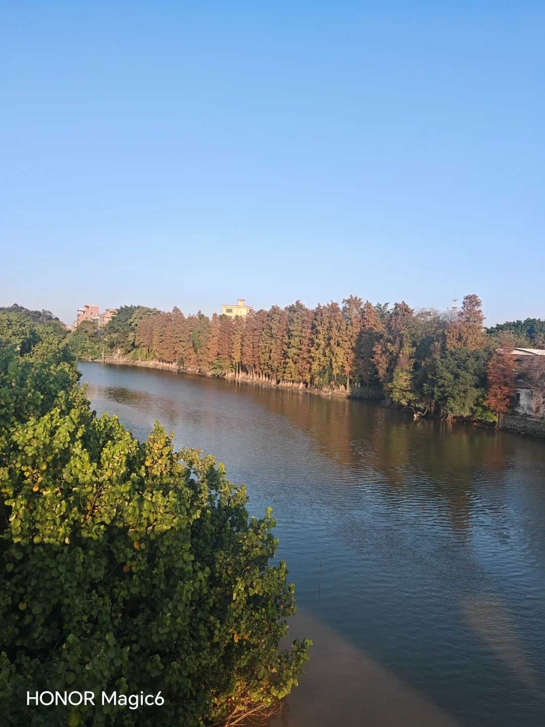 寻一个闲暇日子，开着理想去看风景。平稳的底盘过滤掉路面颠簸，安静座舱隔绝喧嚣，音