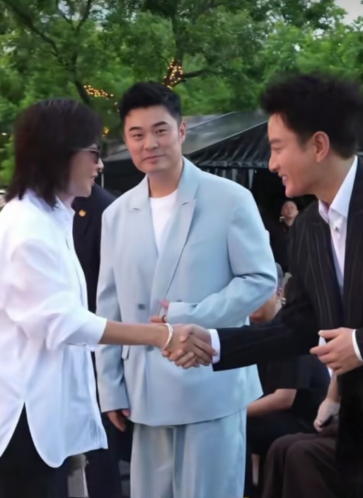 这场活动阵容太难得，刘嘉玲、陈赫、贾乃亮、袁弘张歆艺夫妇集体同框现身。原相机路透直出，每个人状态各不相同。刘嘉玲气场稳稳拿捏，从容大气自带大女主风范。陈赫轻松随性，贾乃亮干练利落，袁弘张歆艺夫妻同框氛围感十足。圈内几位难得齐聚，现场相处聊天氛围轻松热闹。抛开滤镜，来聊聊看，你觉得这几位的状态和气场怎