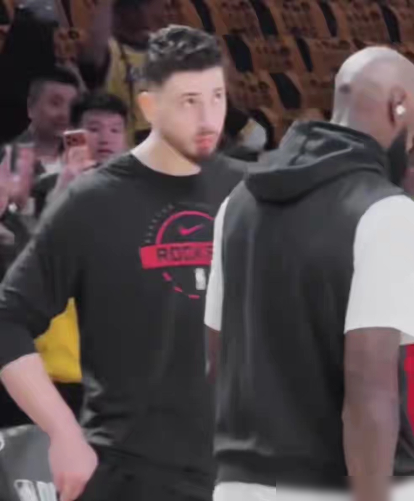 媒体狂吹詹皇“王霸之气”，23岁申京吓得起立致敬？别闹了，真相是他裤子...