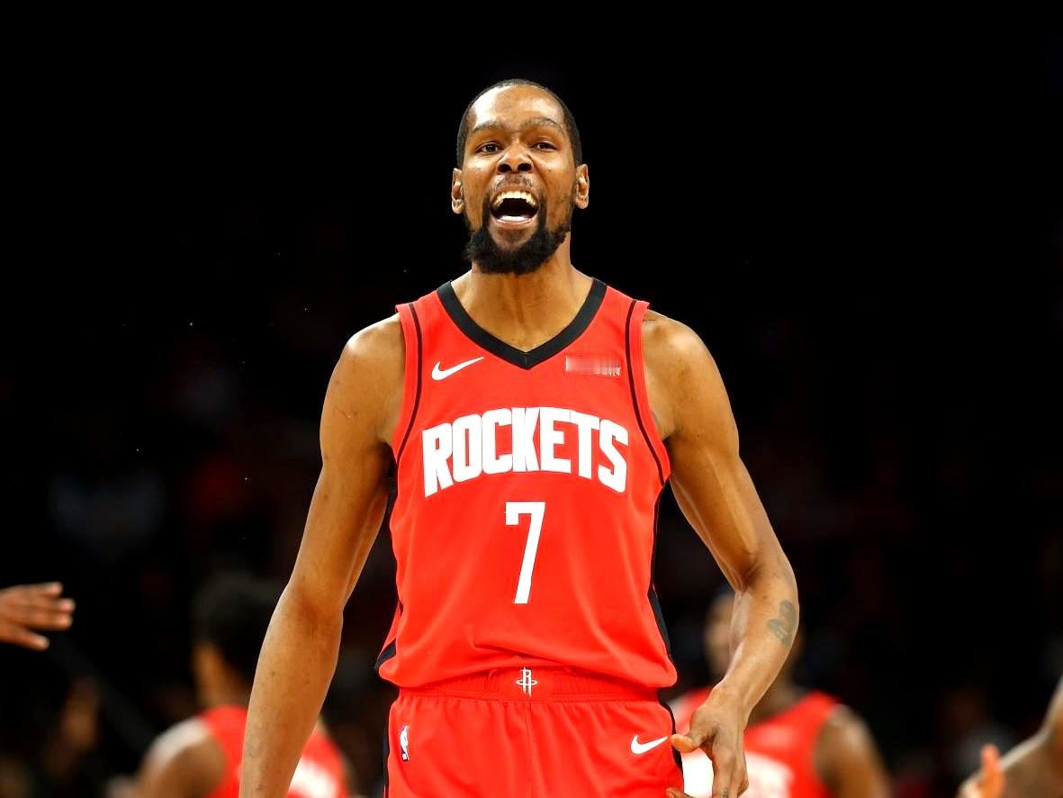 篮球这碗饭，真不是谁都能吃到老。    克莱在独行侠场均11.7分，命...