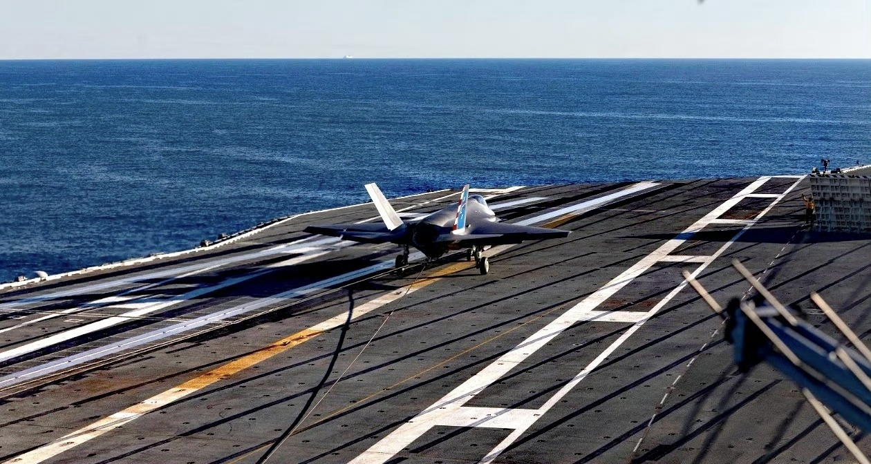 尚未能搞定电弹F35起飞，大漂亮先安排一次F35在肯尼迪号上拦阻降落！也算是5代机首次降落福特级了！
福特级的EMALS系统多年饱受可靠性问题困扰，这次成功落地，代表终于完成F35C隐身舰载机适配。大漂亮仍刚把弹射拦阻体系跑通，老钟已经在预研STOBAR短距起降技术……