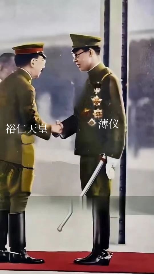 这是1935年溥仪首次访日，裕仁天皇弯着腰与薄仪握手的珍贵画面，薄仪身穿军服，神情自若，也让他受宠若惊！