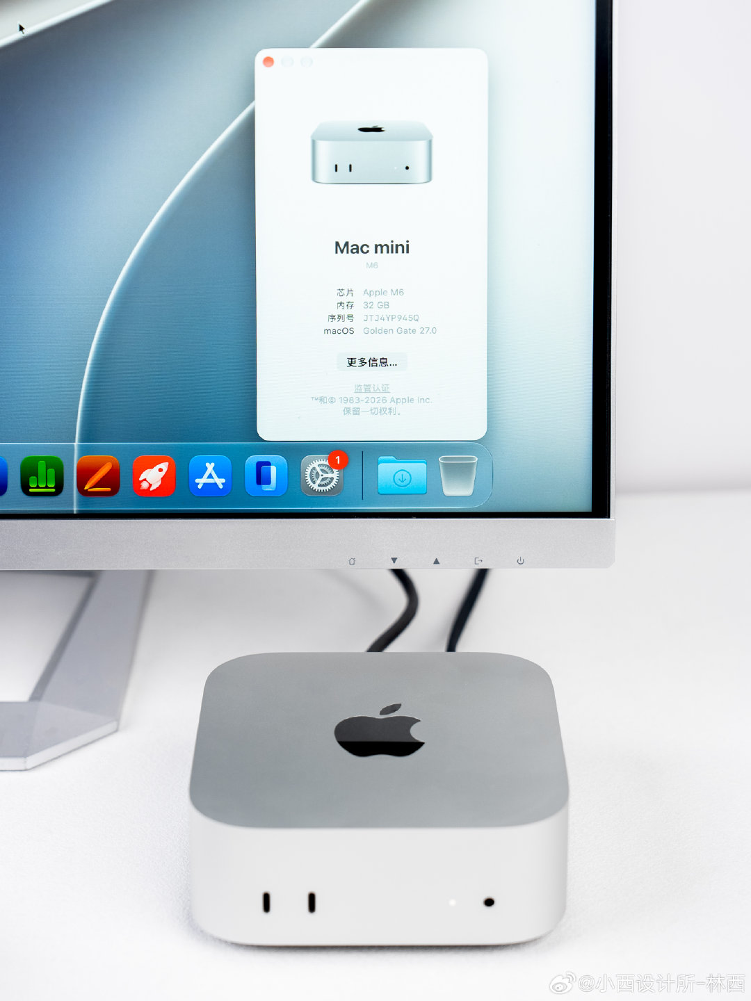 M6 Mac mini 也用一阵子了。
越用越觉得这小机器有意思，平时就这么扔桌上，剪剪片、跑点本地 AI，
小小一块毫无存在感，但真干起活来还挺猛。  
顺手拍了几张，还挺上镜的呢~ ​