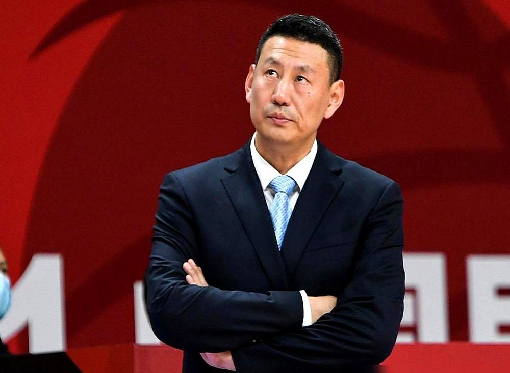 坐拥周琦赵睿曾凡博陈盈骏，外加广厦FMVP布朗等三外援，面对这套纸面豪阵，李楠在9月30日誓师大会上直接泼冷水：提不上来防守就是纸糊的。

那天他讲的全是防守、篮板、作风，一个“拼”字反复提。群访时他又补了一句：“不是单纯的说你有什么人，你能怎么样”，接着摆出三个前提：健康、状态、磨合。

这话不是