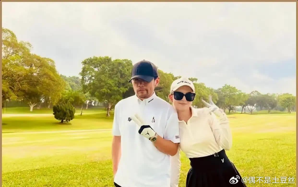 周杰伦胡子拉碴显沧桑，昆凌百褶裙一穿秒变学妹，这同框反差谁顶得住 ​