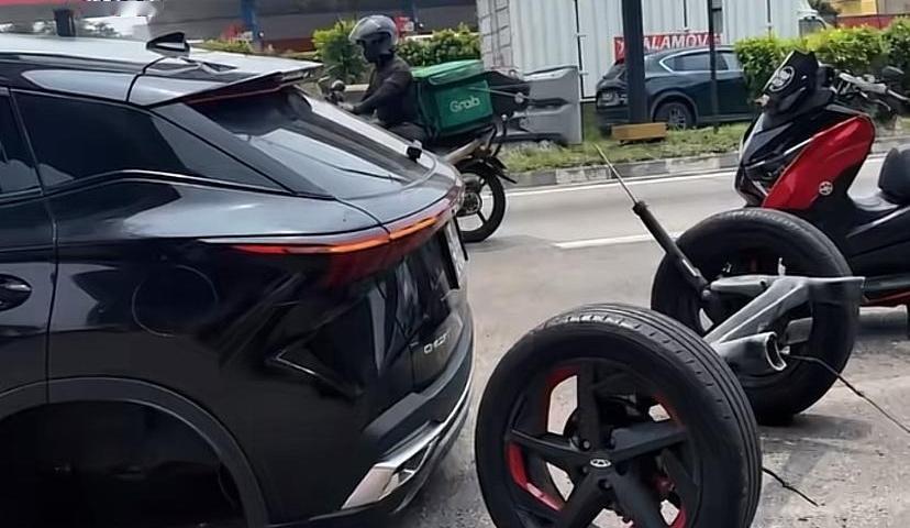 车开得好好的，后桥说掉就掉，这谁顶得住？马来西亚一位奇瑞OMODA 5车主，就摊上了这魔幻事儿。
奇瑞这回反应不算慢：先道歉，再排查，初步发现后桥纵臂焊接位置的强度可能不够——说白了，就是那条焊缝没焊瓷实。已经卖出去的8878辆，全部召回，一辆不落。
说实话，看到“8878辆全部召回”这几个字，我心
