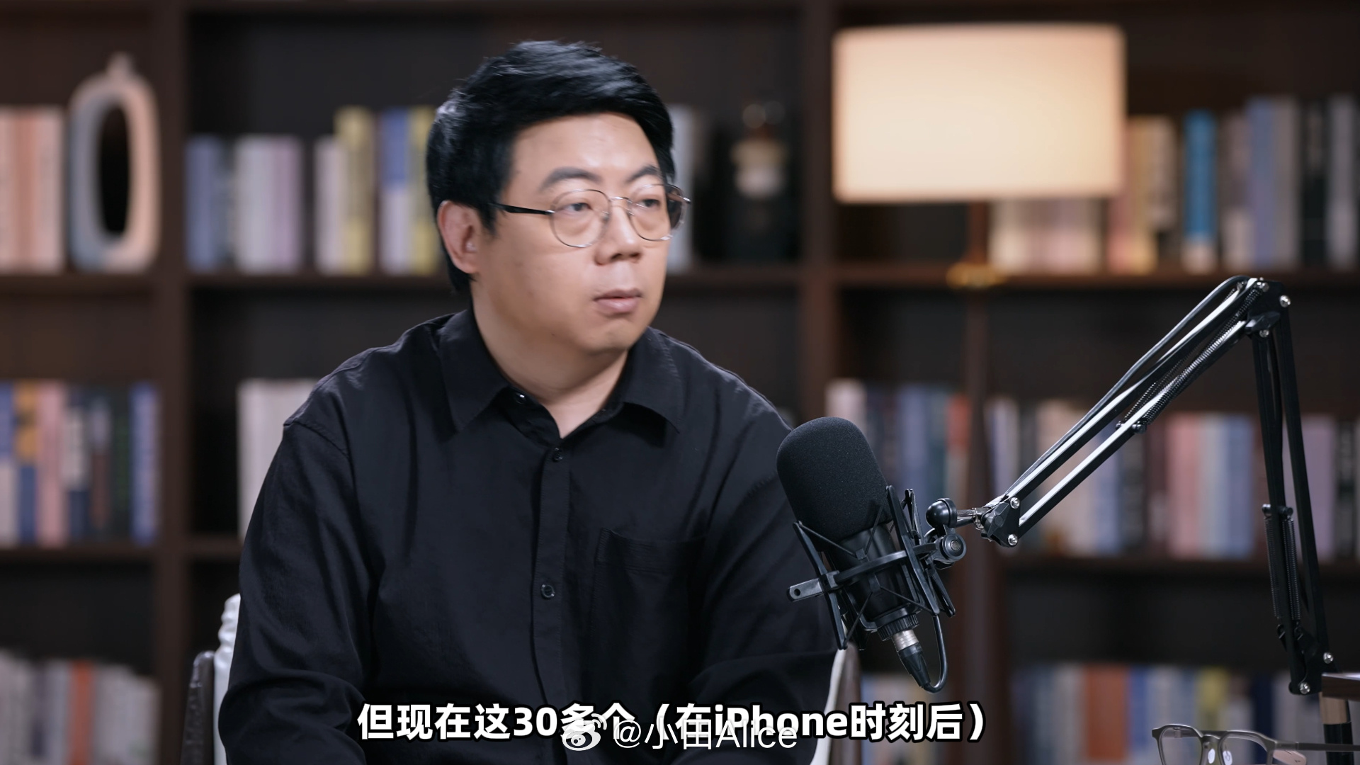#AI眼镜公司只有20%能活下来#  朋友们！雷鸟CEO放狠话说：AI眼镜公司最后只有20%能活下来！

“百镜大战”打得正热闹，雷鸟创新CEO李宏伟却直接泼了盆冷水说：这行业最后也就20%左右的公司能活下来。这话虽然听着有点刺耳，但看看数据你就明白了——2026上半年国内智能眼镜卖了90多万台，听着不错，可 ​