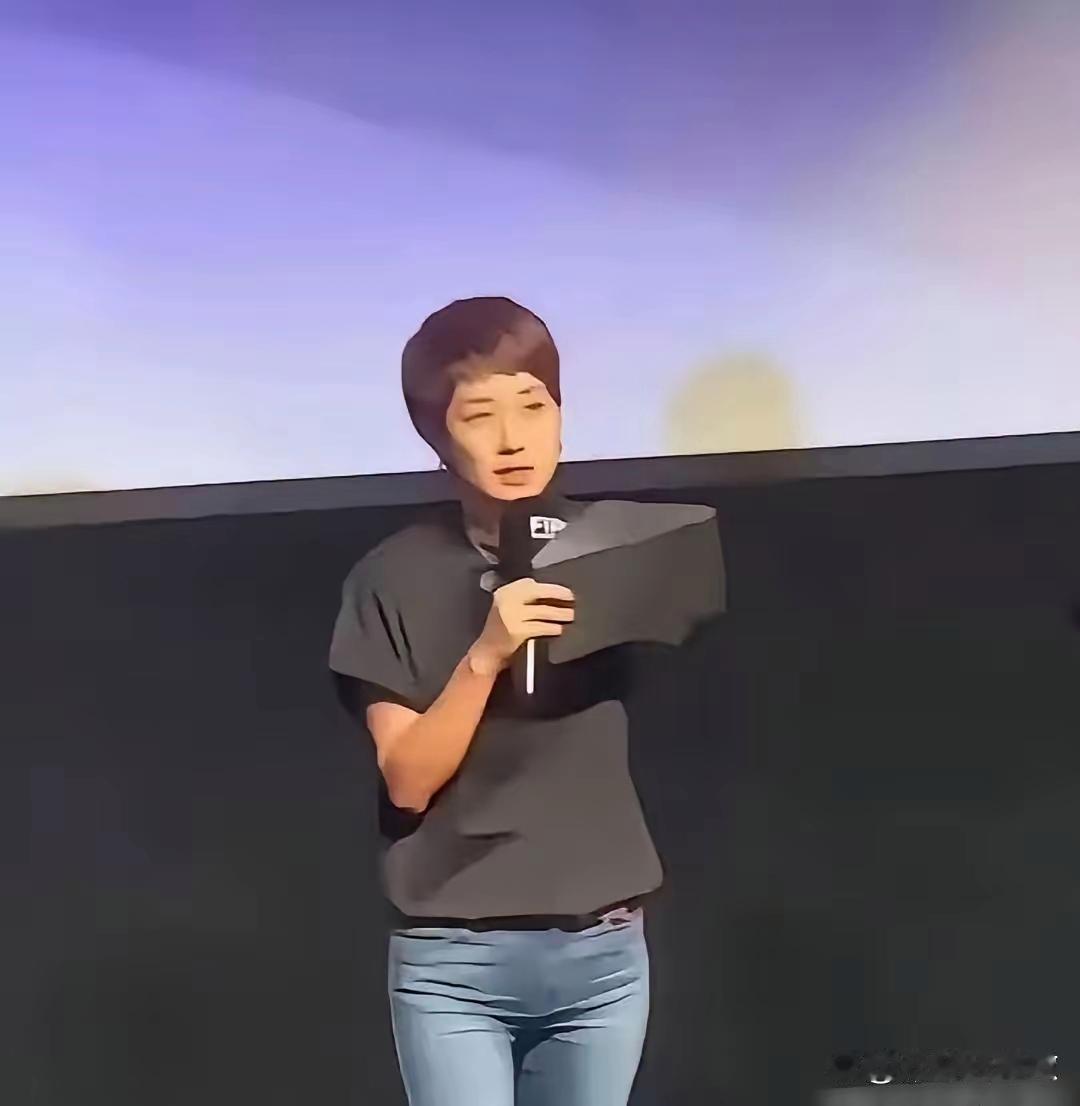 马伊琍裤子怎么感觉怪怪的，是不是穿反了 ​