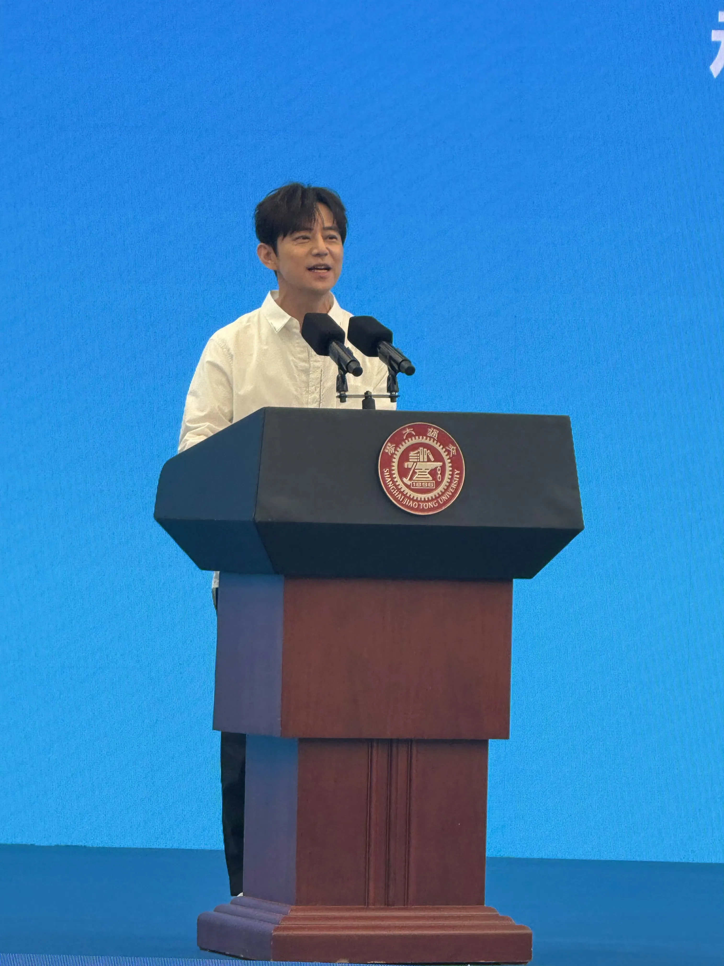 何炅专程来上海为湖南招人，如今人才招聘也打起了&34;情怀牌&34;。

上海每一届毕业生，约七成是外省的青年才俊。
生源人数前五的地区是浙江、安徽、江苏、河南、山东，其中长三角占比还是蛮多的。

这意味着上海高校的人才池，也是全国、尤其是长三角的共享人才库。 

湖南、杭州、苏州专程来上海名校引才，不是凑热闹