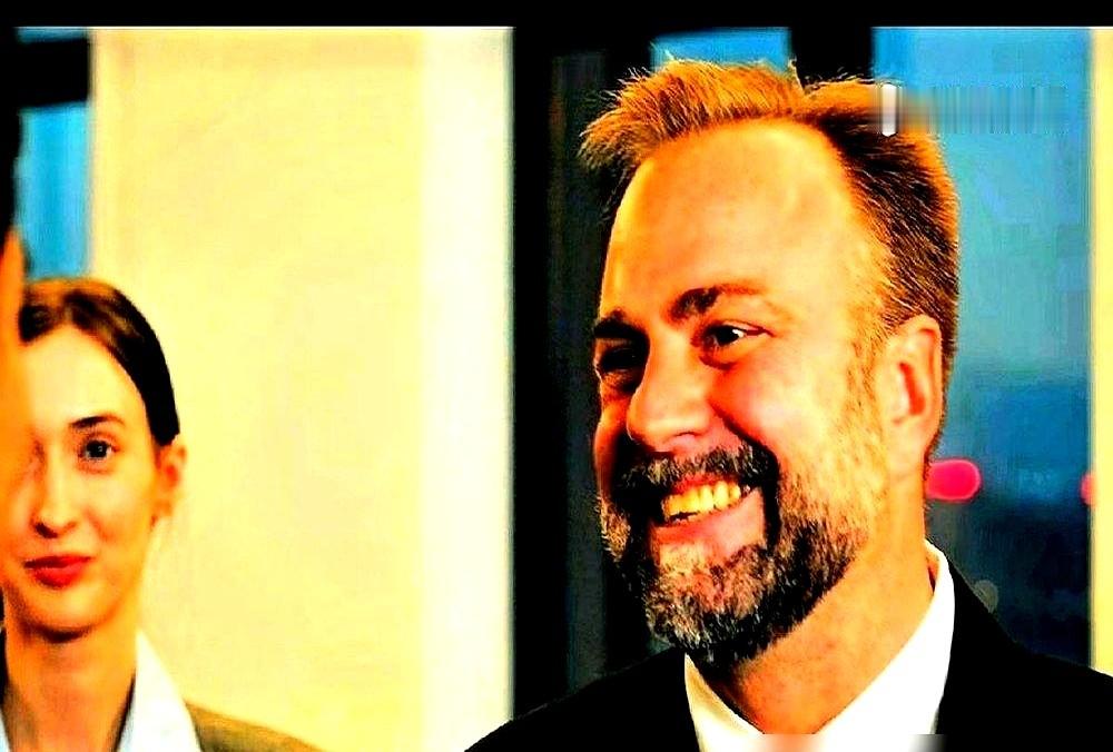 欧豪破戒拍吻戏了，结果《交锋》一播，观众全在吵另一件事。

当年放话不拍吻戏，被嘲资源咖后靠打戏翻身的欧豪，这次演间谍林看山，和邱天演的大专生金丽娜真亲了。眼神动作在线，硬汉反派立住了，豆瓣拿下7.3分。

本以为这波突破能拉满热度，结果根本没人聊吻戏。大家全在撕配角戏量压过主线，硬生生看成了“金丽