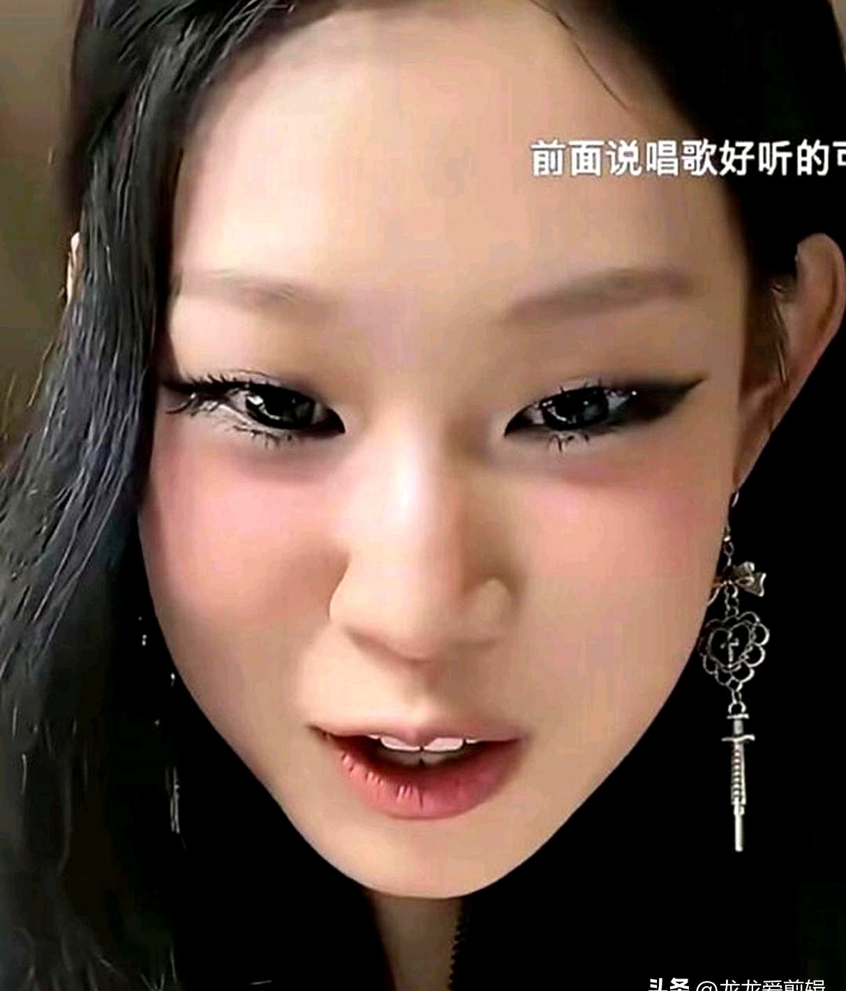 沈佳润打歌结束后的首场直播，第一句话就把数万观众看愣了：“我请示一下，我能不能喝个水。”
 

水杯明明就在手边，她却没敢直接拿起来，直到弹幕一片“快喝”，才小心翼翼端起杯子。没有寒暄台本，没有熟练营业，素颜出镜，紧张到聊起自己的MBTI，还说父母都是INFP，整个人像被临时推到镜头前的邻家女孩。