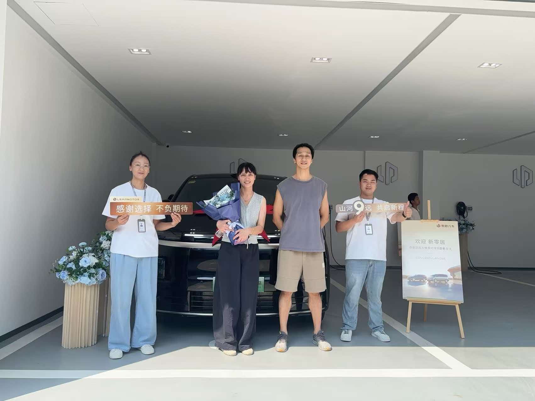 成功提走零跑D99，买车就是希望能带家人自驾散心，家里人数不少，大空间车型是我的首选。对比各品牌后它性价比最高，外观大气耐看，座椅可切换多种模式，试驾体验绝佳，销售交付服务值得好评。