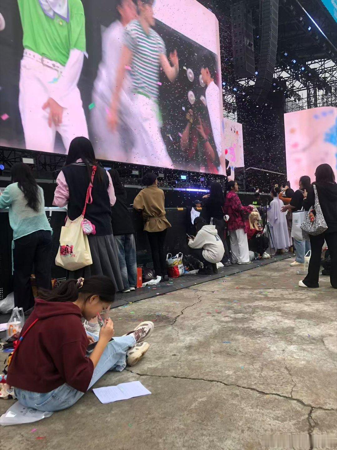 #陈楚生[超话]# 已抵达太湖湾音乐节！
抓住这个国庆作业写不完的花生 一边写作业一边等梨子中[泪奔] ​