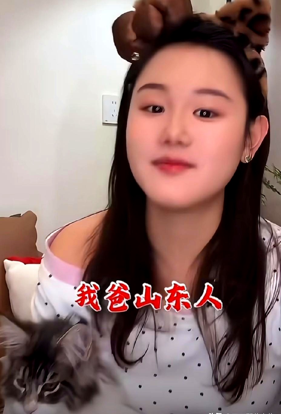 原来不是“不管孩子”，更像性格使然？
张家齐爸爸这事儿总算串起来了。

以前镜头里他老站在妈妈身后，话不多，像是不操心。

其实张家齐早说过：爸爸是山东人，酒量不错，平时爱小酌，人也偏沉默。

难怪对外多是妈妈在张罗，爸爸在旁边当稳稳的“后援”，网友还笑称是把“管事儿”的活交给了妈妈。

你更喜欢哪
