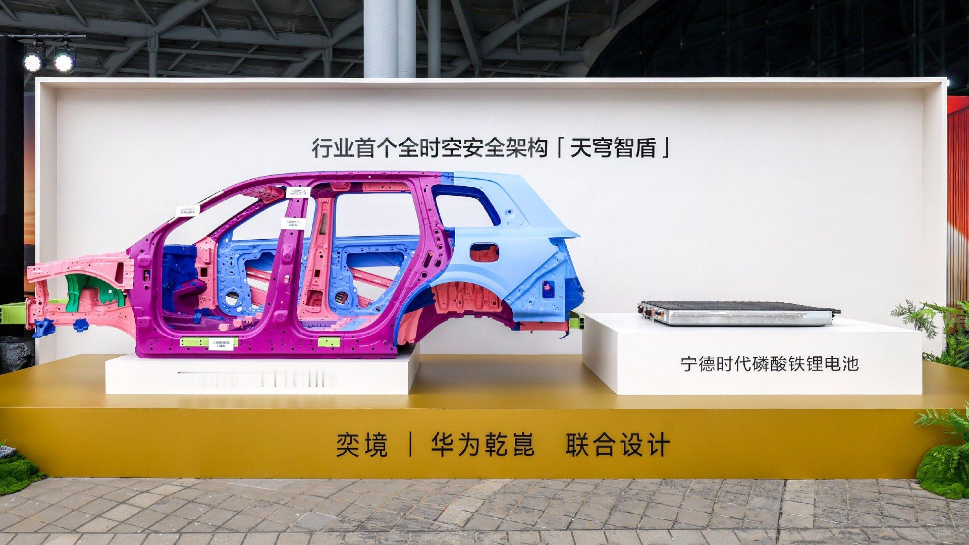#华系新王奕境X9绝杀价27.98万起#

27.98万元起，奕境X9这个价格一出来，我又翻了一遍配置单。

如果让我选大六座，我会有一点“贪心”：空间要大，家人要坐得舒服，但我自己开的时候，也不想一进地库就紧张。毕竟全家出门很开心，总不能轮到自己握方向盘，就开始发愁吧。

所以看X9，我先留意的是后轮转向、双腔空气悬架，还有华为XMC赋能的赤兔平台。5.3米的大车，坐进去宽敞，转弯挪车也得尽量灵活。尤其经常一个人开车的时候，我会更在意它掉头方不方便、停车费不费劲。带上家人跑长途，又希望过颠簸时舒服一些。

智能配置也给得挺足：华为乾崑ADS 5、896线双光路领衔的四激光感知方案、鸿蒙座舱HarmonySpace 6。前阵子的坠物避让、雨雾挑战，大家看着紧张，背后考的其实是车能不能看清危险、及时作出反应。到了日常用车，我更关心它能帮驾驶者分担多少，尤其是窄路会车、地库泊车这些容易让人手心冒汗的时候。

坐车这边，我会特意去看看第三排。买六座车，不能只试完前两排就下结论。X9第三排...