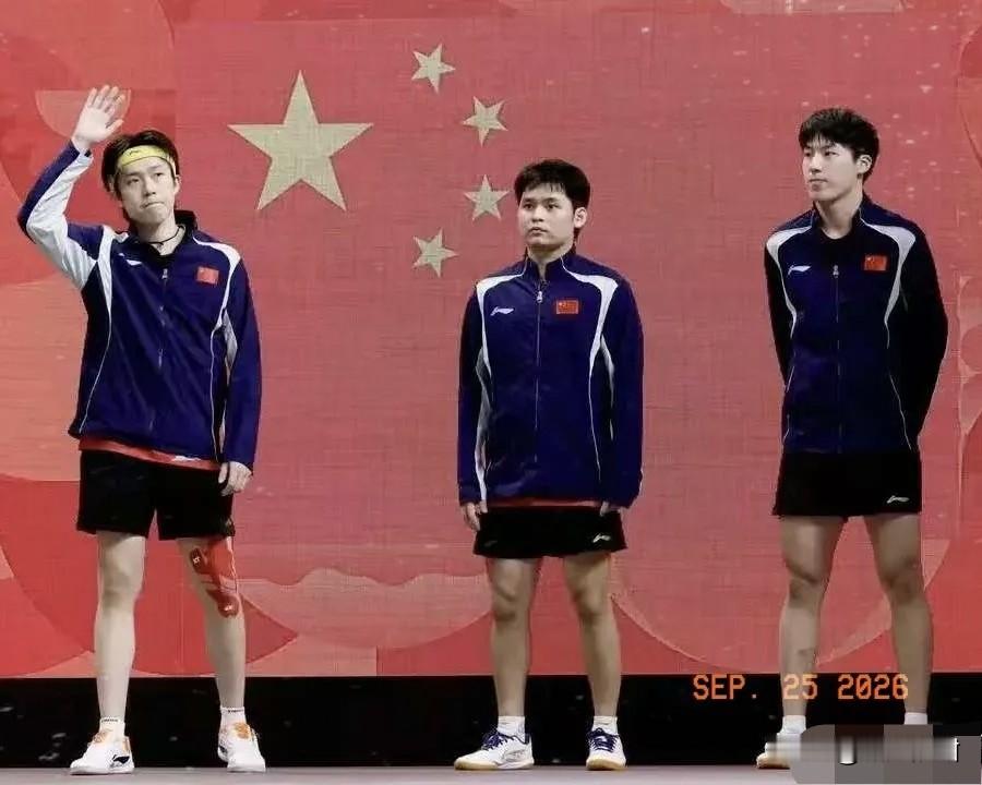 九连冠梦碎，国乒男团不敌日本，丢掉男团金牌！
王楚钦赛后挺身而出主动揽责，王皓决赛的排兵布阵也遭到质疑，
但很多人忽略了一个问题：那就是丢掉两分的温瑞博逃过一劫，几乎没有承担任何责任，
至少王楚钦和王皓已经帮他挡住了大部分质疑的声音。
 
19岁的温瑞博站在决胜盘的球台前，手里攥着的是国乒36年的尊