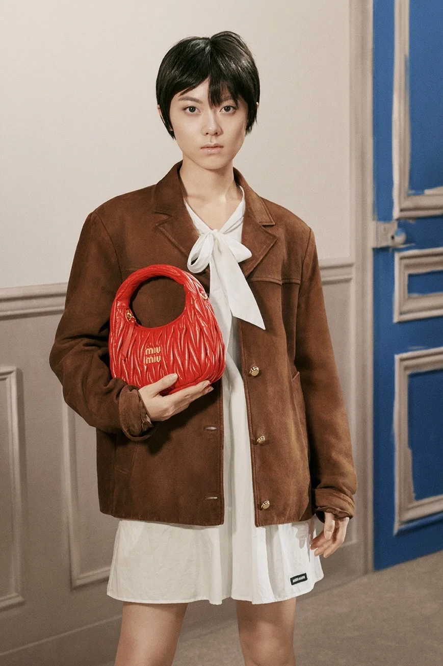 赵今麦再次登上Miu Miu全球手袋大片！