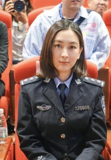 《暴虎》演员表一出来，圈里人看的是门道，路人看的是笑话。
王千源、王星越领衔，这没啥好说的。最扎眼的，是马苏的名字被硬生生挤到了“特邀领衔”之后。
换作十年前，这排位简直是对一位“三料视后”的挑衅。
但现在，这不过是资本市场最赤裸的生存法则：你的人气和商业价值，决定了你在海报上能占多大的一块地