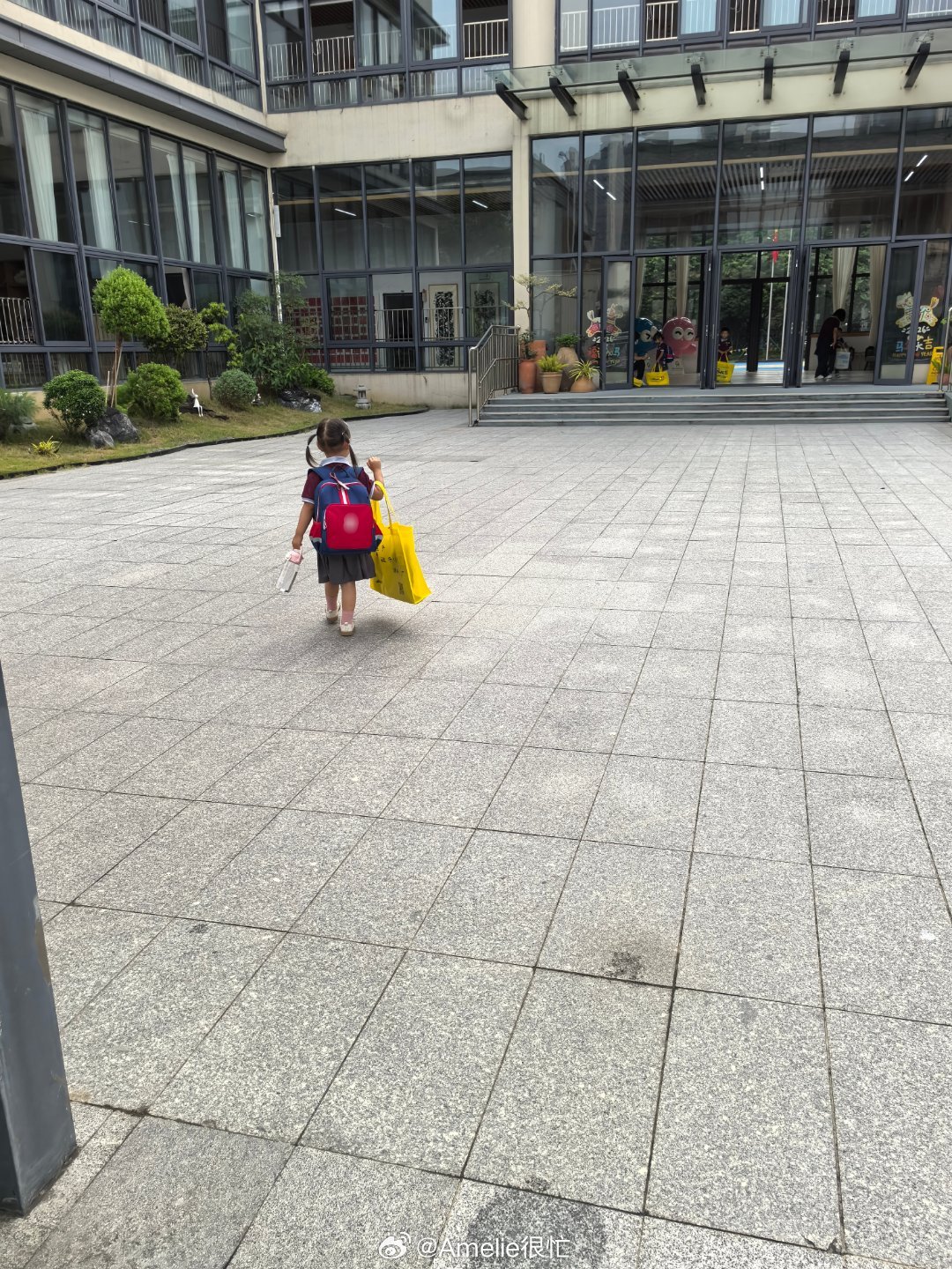 这是声声上幼儿园的第三周，顺利送啦✌️本来我俩都出门了，到停车场我突然想起忘了拿上周带回家的枕头，于是又折返回去拿。声姐锐评：“真是糊涂的妈妈”我：[笑cry][笑cry][允悲]孩子你看太多小猪佩奇了！声声上幼儿园啦 ​​​