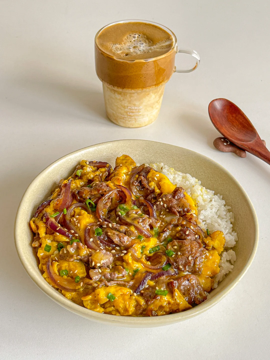 炫饭日记📝洋葱牛肉芝士滑蛋盖饭🍳拿铁☕️