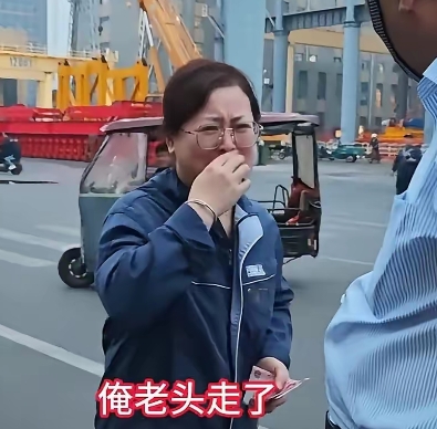河南一矿山女工中秋自愿加班，被老板崔培军当众训斥：“公司命令你们休息，加啥班！”女工瞬间红了眼眶，说丈夫去世，要养两个孩子和四个老人。

崔培军二话没说，把手里一沓钱全塞给她：“赶紧回家，河南矿山是你们娘家人。”

说实话，现在这种老板不多了，大多恨不得你天天加班还不给钱。这才是企业家该有的样子，不