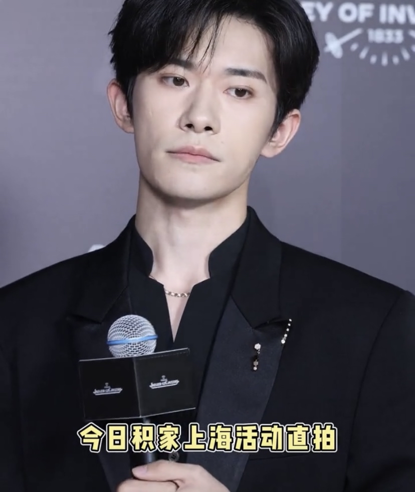 易烊千玺 这次百花奖提名表彰仪式的红毯造型真的戳人。
一身剪裁利落的全黑简约西装，领口别了枚气球形状的胸针，把沉稳成熟的氛围感和藏不住的少年俏皮感捏得刚刚好。
这次他是带着《小小的我》里特殊青年的角色来的，第三次冲击百花影帝。上台领提名证书的时候没说半句空场面话，挨个谢完剧组主创、走进影院的观众，还
