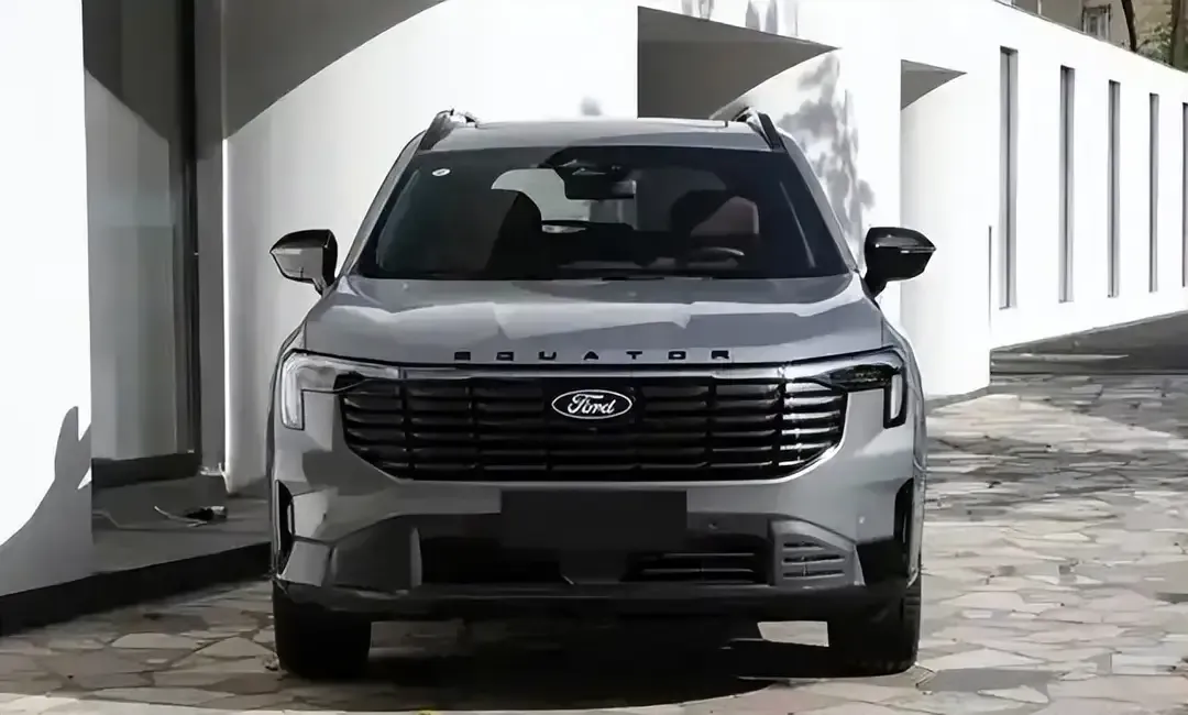 江铃福特领裕，大六座家用性价比SUV
✅核心优点
车身尺寸大，近5米的车长，2+2+2六座布局，第二排独立座椅，进出第三排过道宽敞，二胎多孩家庭全家出行很合适。
同价位配置给得足，中高配二排座椅带加热、通风，标配自适应巡航、360全景影像；车身采用高强度硼钢，全车多气囊，第三排也配备侧气帘，家用安全