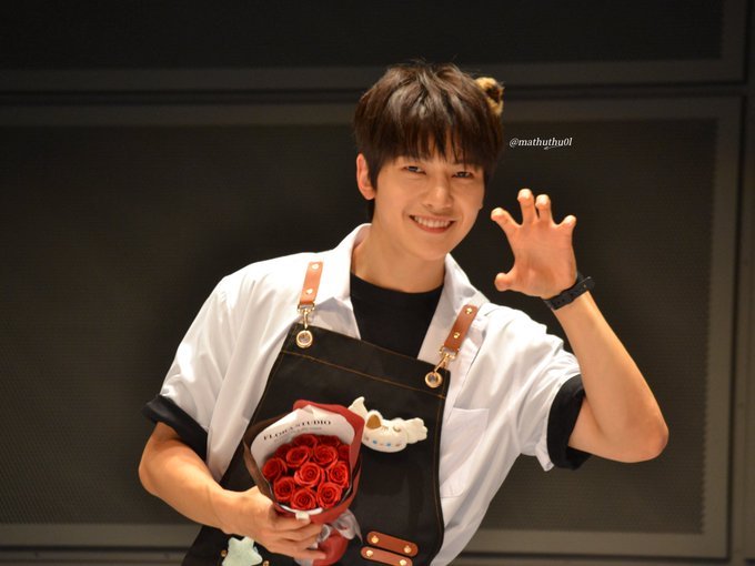 #石马修MATTHEW[超话]#  🦊#甜心狐狸石马修#🥞#清甜气泡石马修#
260823 索尼线下签售
🦊🩷

©️mathuthu01
#石马修##石友铉##seokmatthew#
——————————————
搬运by梨梨
💼『招新公告』
📆 『安利计划』
🍬 『安利专栏』 ​