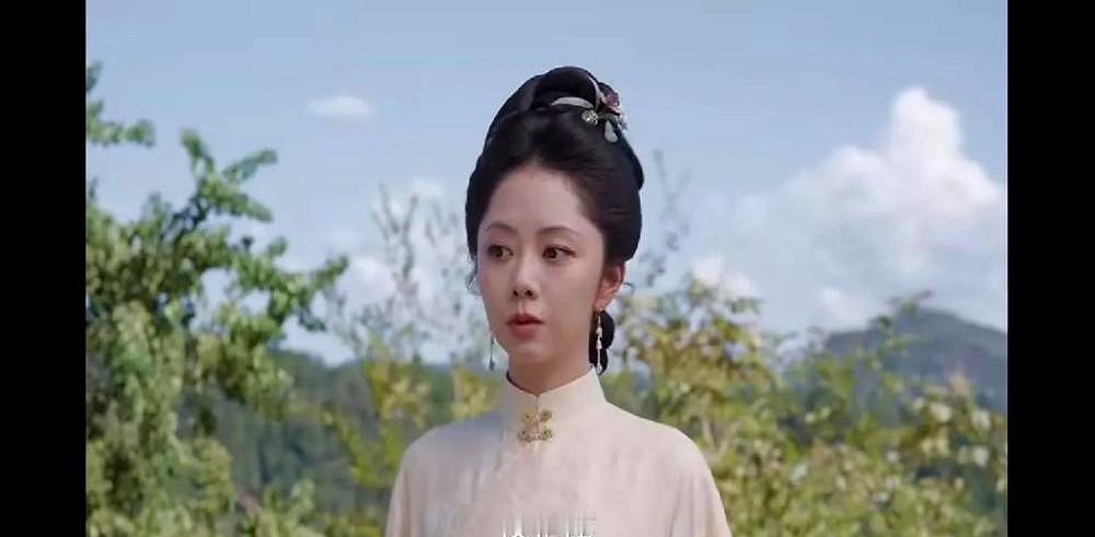 张铎和柯蓝演父母，第一集直接双双下线，观众当场炸了，全在骂浪费演员。

其实内娱这玩法真不新鲜。何穗当年客串《何以笙箫默》，镜头不到两分钟，照样有人记到现在。同剧的董晴也是，一身染血锦衣拎着斧头追人，看着像个狠角儿，其实就是个男二官配。戏份少，但角色立住了。

张铎柯蓝下线惹来这么大骂声，恰恰说明剧