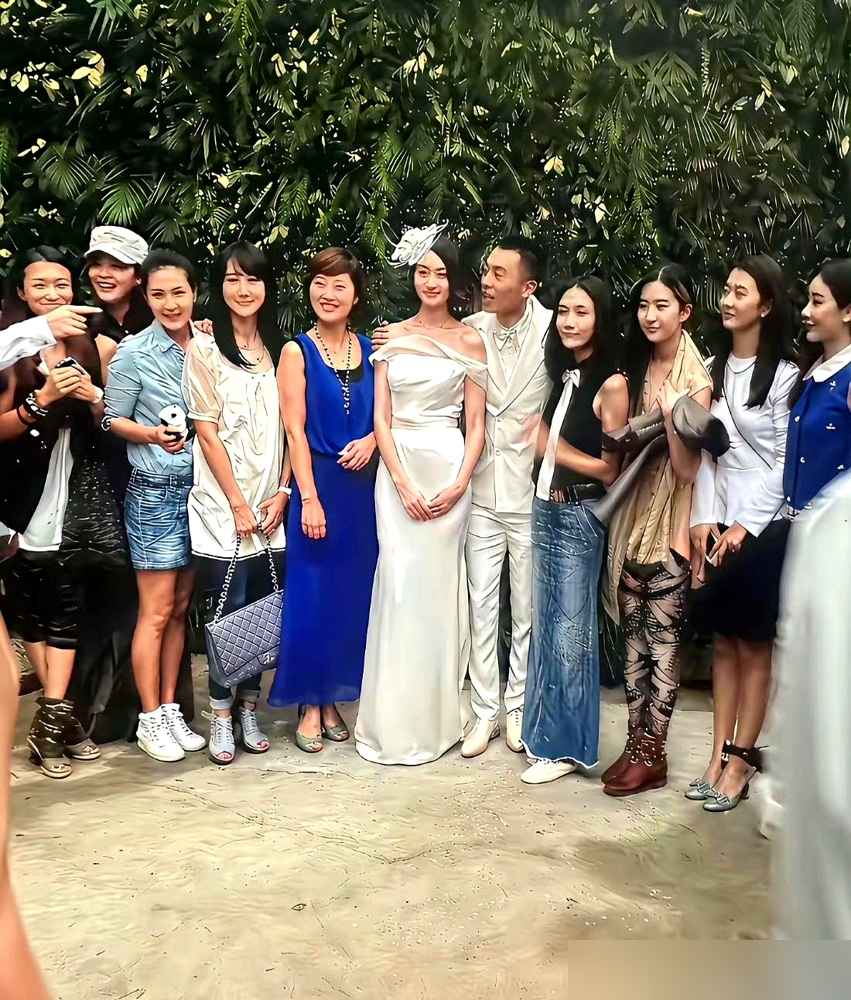 刘亦菲去参加朱亚文婚礼，平底鞋，紧身裤，往人群里一站，不知道的还以为是哪个工作人员。
全场女星都在比谁的裙子更闪，她裹着件浅色上衣就去了。不抢镜，不压轴，连笑容都收着。
这姐们儿是真不在乎。前几天机场被拍到，身上那件防晒衣79块8，穿得跟高定似的。记者问她时尚态度，她说得特直白：时尚这东西，你追