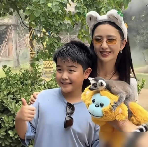 10岁的朵朵，至今不知道自己爸妈离了。佟丽娅在鲁豫访谈里亲口说的，孩子以为只是分开住。
陈思诚和佟丽娅的模式挺特别，离了还一起带娃散步、聚餐，全程围着孩子转，媒体拍到的画面松弛得很。
朵朵当面说过一句，妈妈，我们这一家三口多好呀。佟丽娅承认，那一刻犹豫过。可最后她还是觉得，分开对两个大人更好。