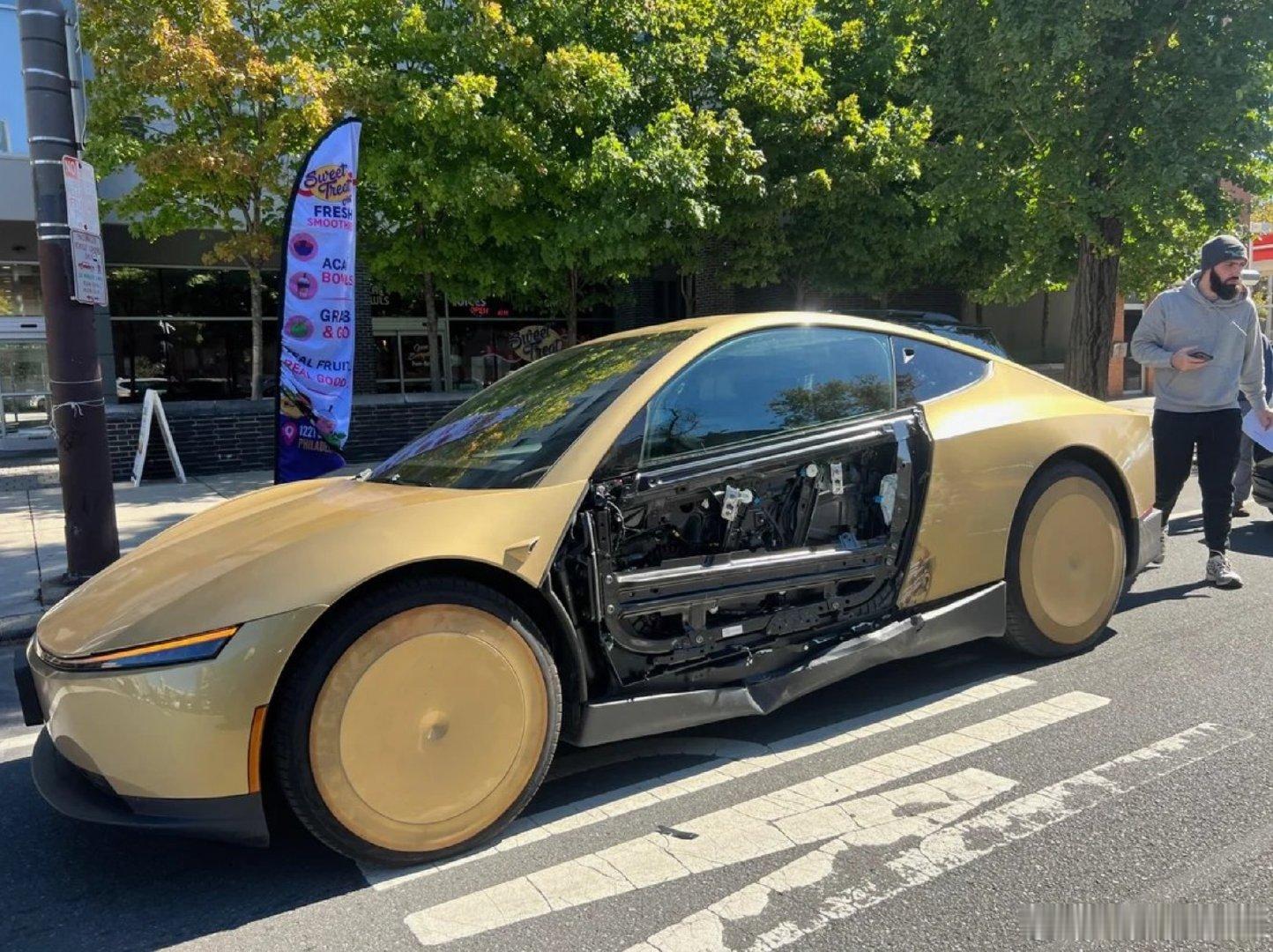 今天上午一辆特斯拉 Cybercab 在费城的一条道路上发生了碰撞事故。该车左侧车门面板已经脱落。 ​