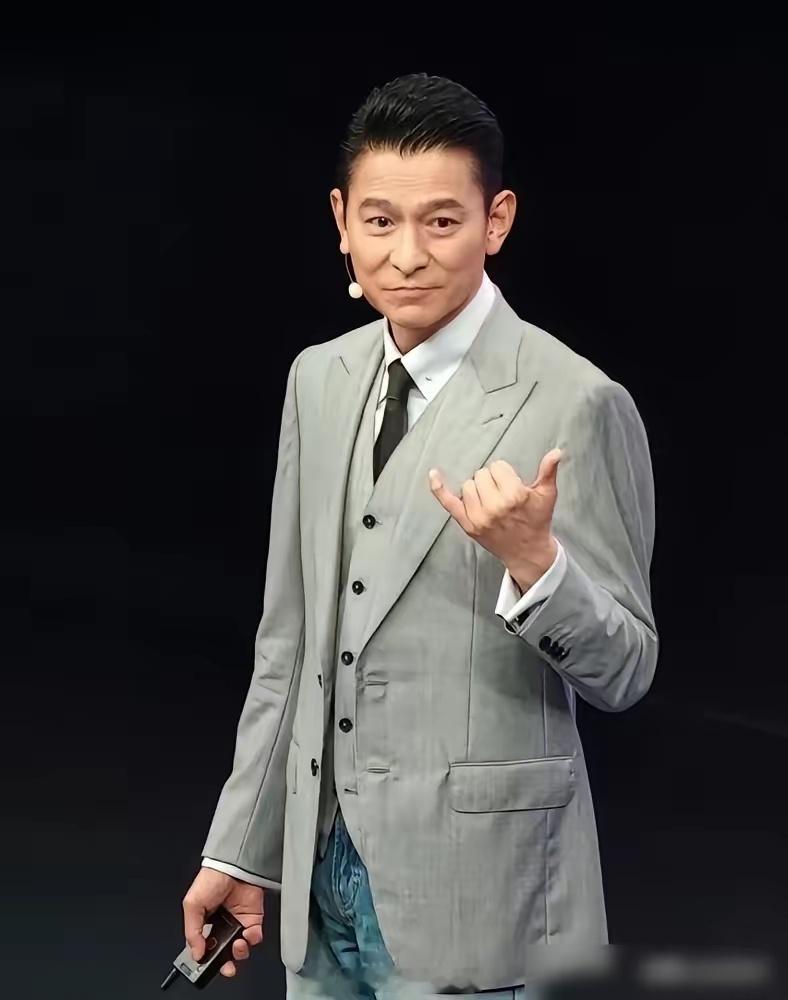 60多岁的老头在台上又蹦又跳，发量比20岁熬夜的小年轻还浓密。
​网友全在扒刘德华的冻龄秘诀，一看菜单，全闭嘴了。
​30多年没碰过一口冰水，只喝温水和黑咖啡。为了上镜，能连着10年不吃一口白米饭，从2013年就开始吃全素。
​每天晚上7点一过，绝对断食。哪怕白天拍戏累个半死，还得雷打不动抽出1 ​