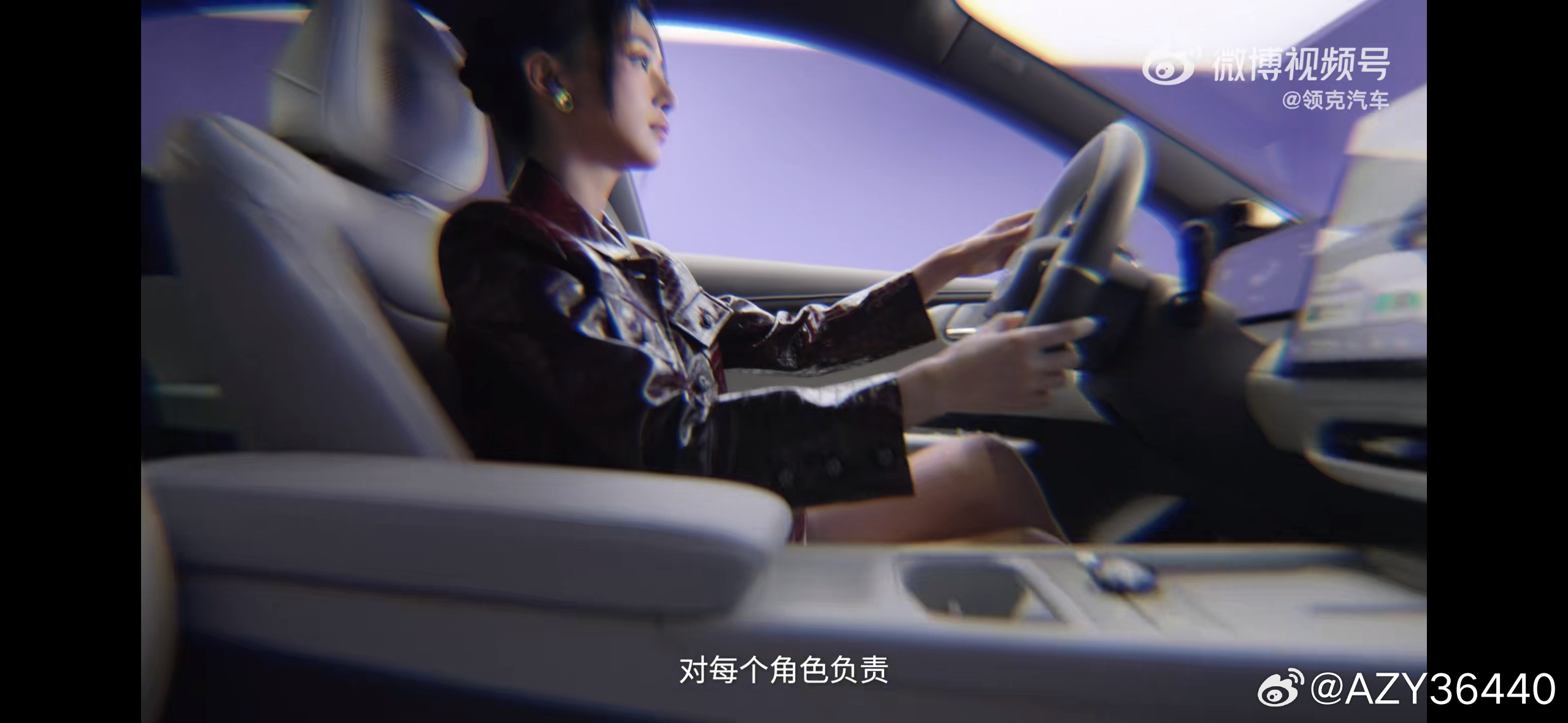 #吴谨言同款领克20上市11.88万起#  @领克汽车 

当吴谨言站在全新领克20身旁的那一刻，我忽然读懂了什么叫「都市精领首选」。
我们常常会说，一辆好车不只是代步工具，更像是一面镜子，照见我们想要成为的模样。它不必过分张扬，却要有一眼就能认出的审美；不必堆砌浮夸配置，却要在每一处细节里，藏着 ​