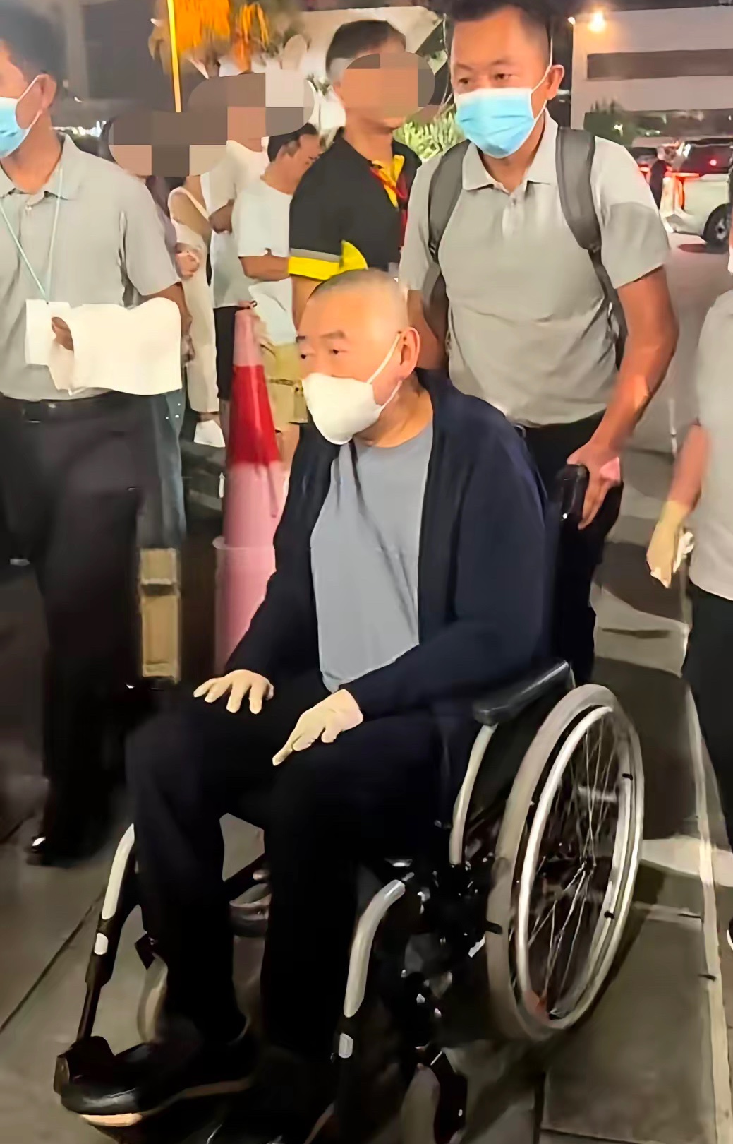 刘銮雄低调现身香港红馆，坐着轮椅看老友谭咏麟演唱会，全程戴着白手套，洁癖依旧，面色红润，状态看着还行。
同样出生在50年代，谭咏麟台上活力四射，他却要靠轮椅代步，早已没了当年港圈呼风唤雨的意气。
人到这把年纪才看懂，年轻时争的名利、风光、情爱，到头来都是过眼云烟。兜兜转转，健康平安、家人安稳，才是人